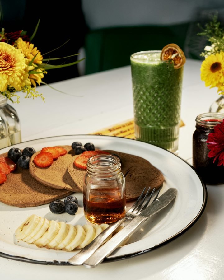 Breakfast board with fruit and honey at Liefs Tulum