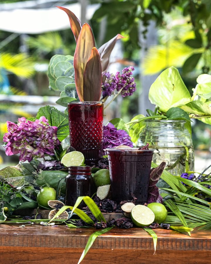 Fresh juices and flowers on the Liefs table in Tulum
