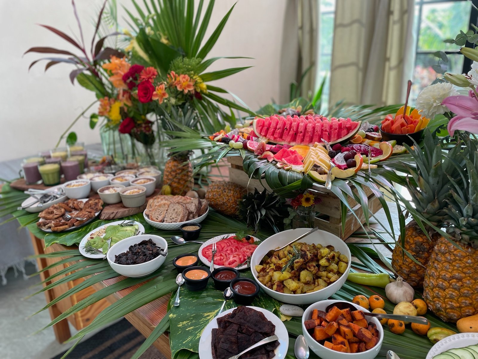 Tropical fruit and vegan buffet spread at Liefs Tulum retreat catering